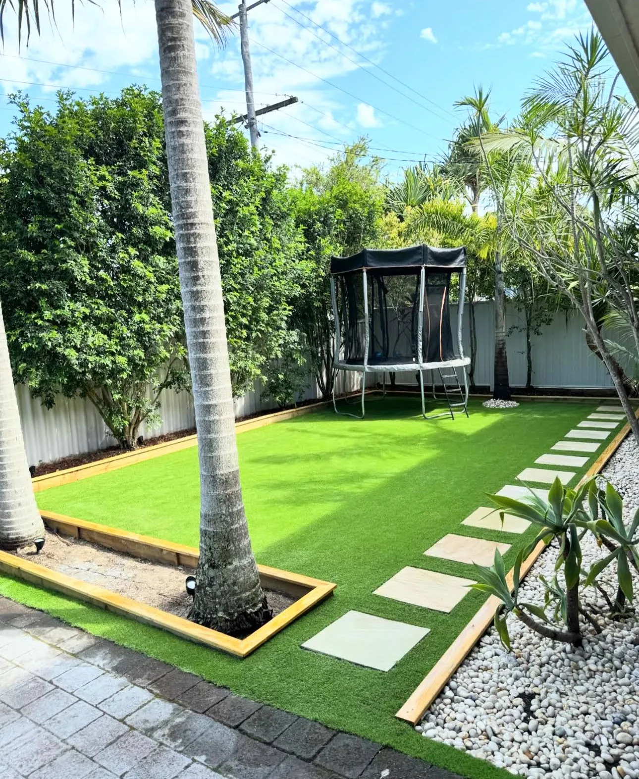 artificial-grass-family-backyard-australia-gold-coast